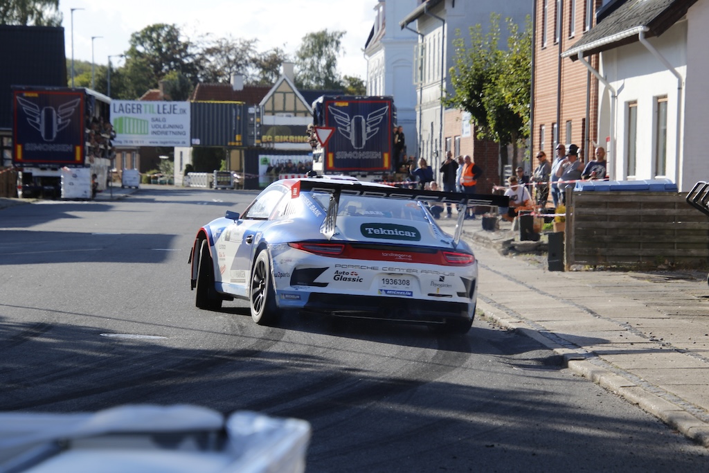 Hastighedsprøven i Juelsmindes gader var en kende smal for Porschen.
(Foto: IK Motorsport)